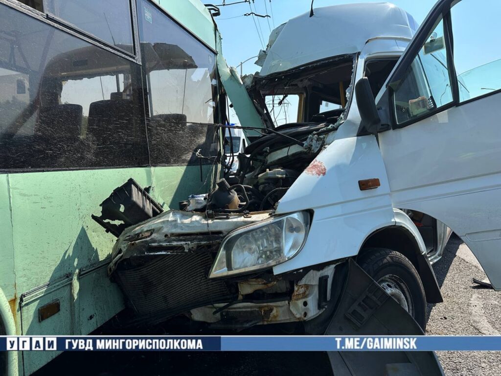 Маршрутка на полном ходу влетела в троллейбус: пятеро пострадали