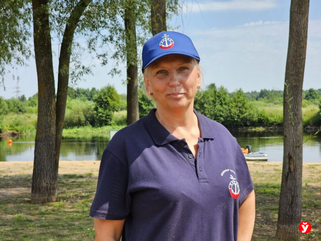 Спасатель в юбке – репортаж с пляжа в Борисове, где секунды решают все