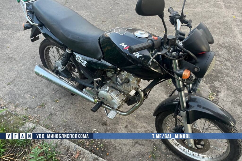 Падала прямо на дорогу: женщина попала в больницу после ДТП в Солигорском районе