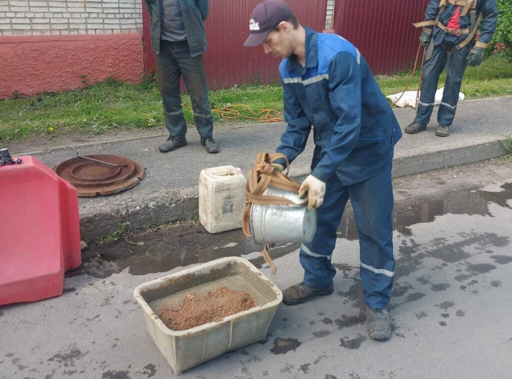 В Борисове провалился асфальт возле люка: яму пообещали заделать за два дня