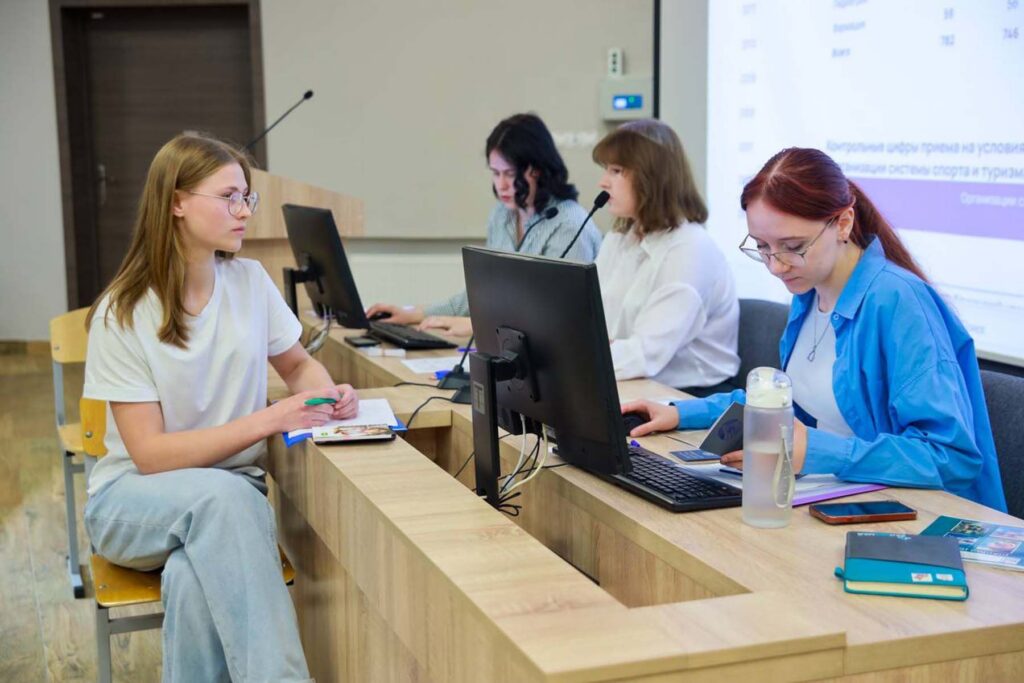В Беларуси упростили подачу документов в вузы: абитуриенты смогут заранее бронировать время