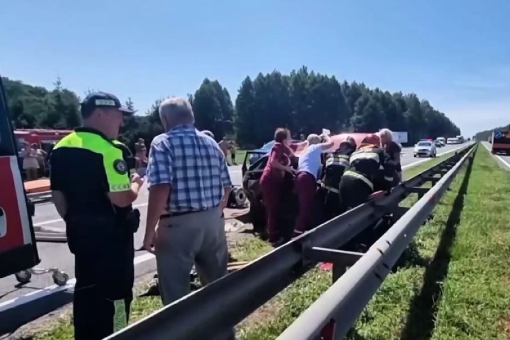 Жесткое ДТП в Ивацевичском районе: женщину доставали из искореженной легковушки при помощи МЧС