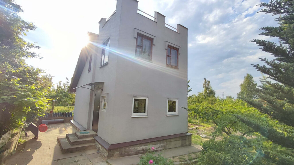 В 22 километрах от Минска недорого продают дом-замок. Но есть несколько нюансов