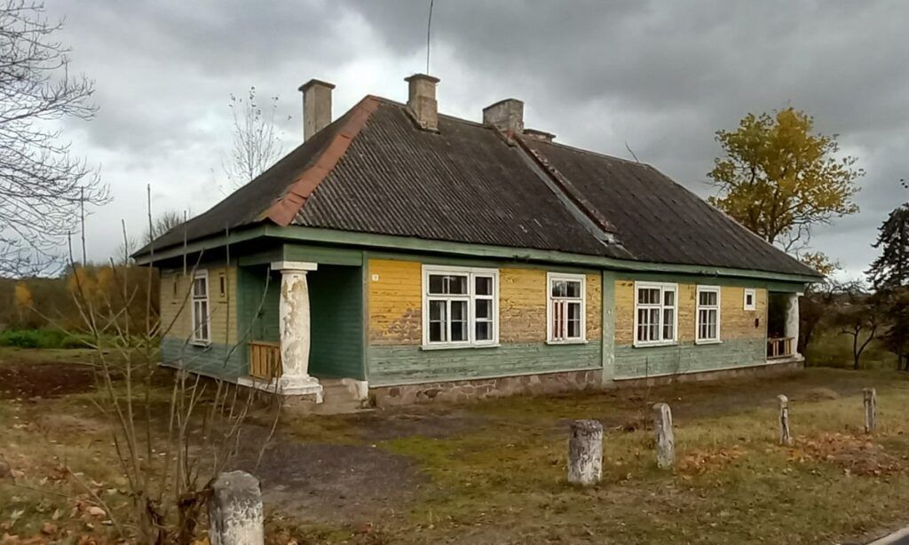 У природного комплекса Голубые озера на Мядельщине продают здание с изюминкой