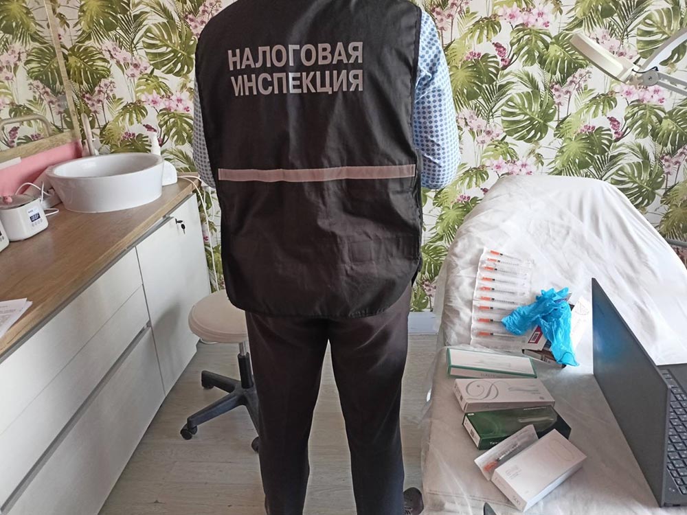 Подпольный косметолог готовила учениц и колола филлеры без лицензии в 10 городах Беларуси