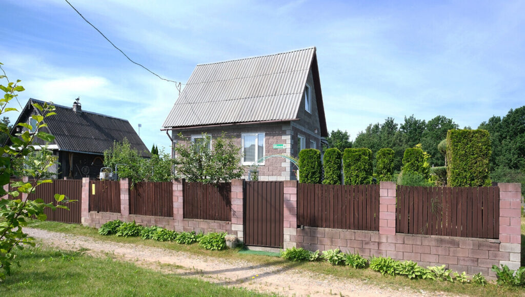В Смолевичском районе продают симпатичную дачу с ухоженным участком – узнали цену