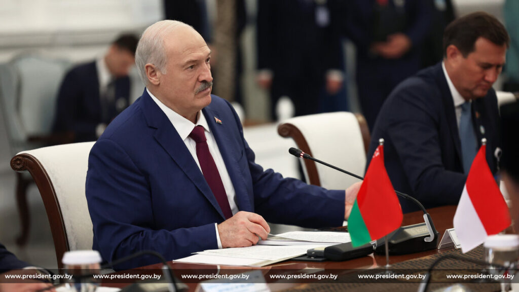 Азарёнок объяснил, почему Лукашенко за рубежом называют «легендой»