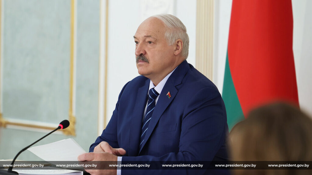 Лукашенко поставил аграриям жесткую задачу: с понедельника убирать минимум 6% урожая в день