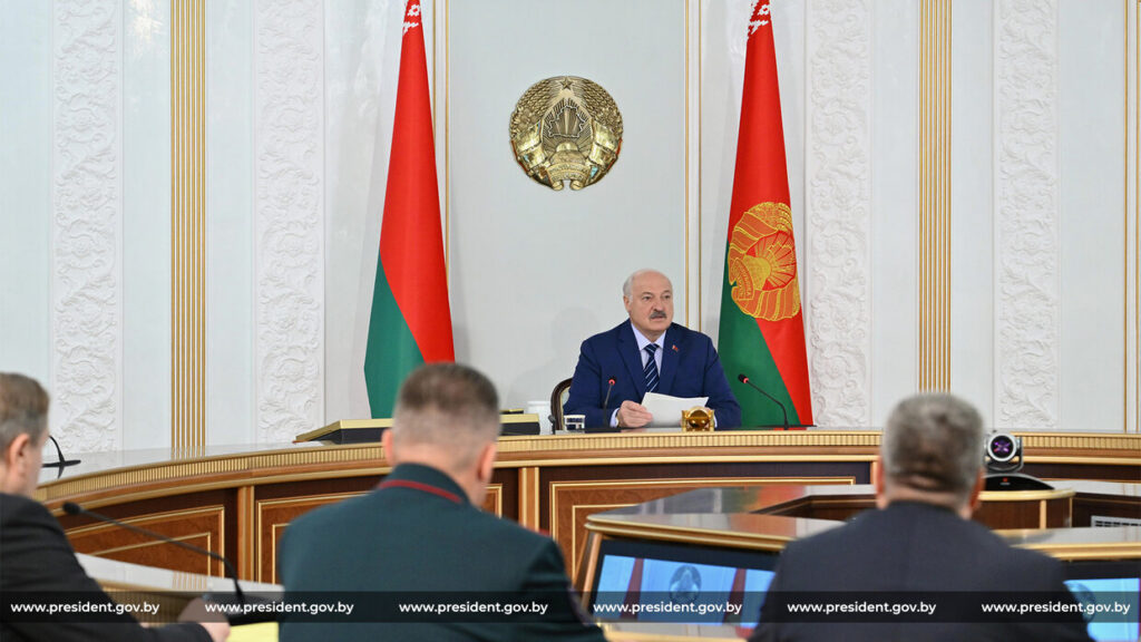 Лукашенко пригрозил отправлять в армию тех, кто срывает работу во время уборочной