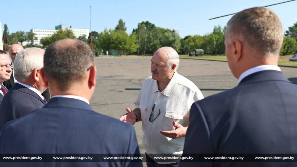 Лукашенко объяснил решение направлять недобросовестных аграриев в армию