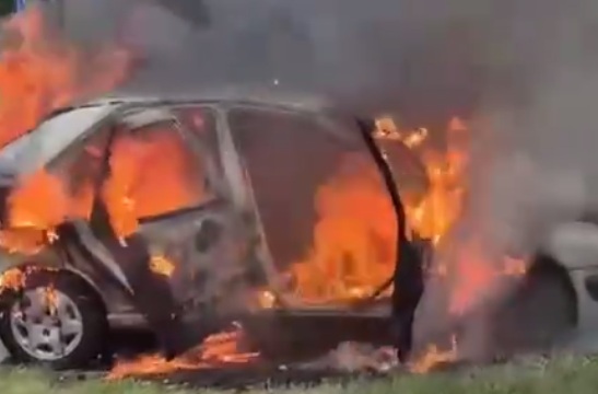 На улице Малинина в Минске спасатели тушили автомобиль