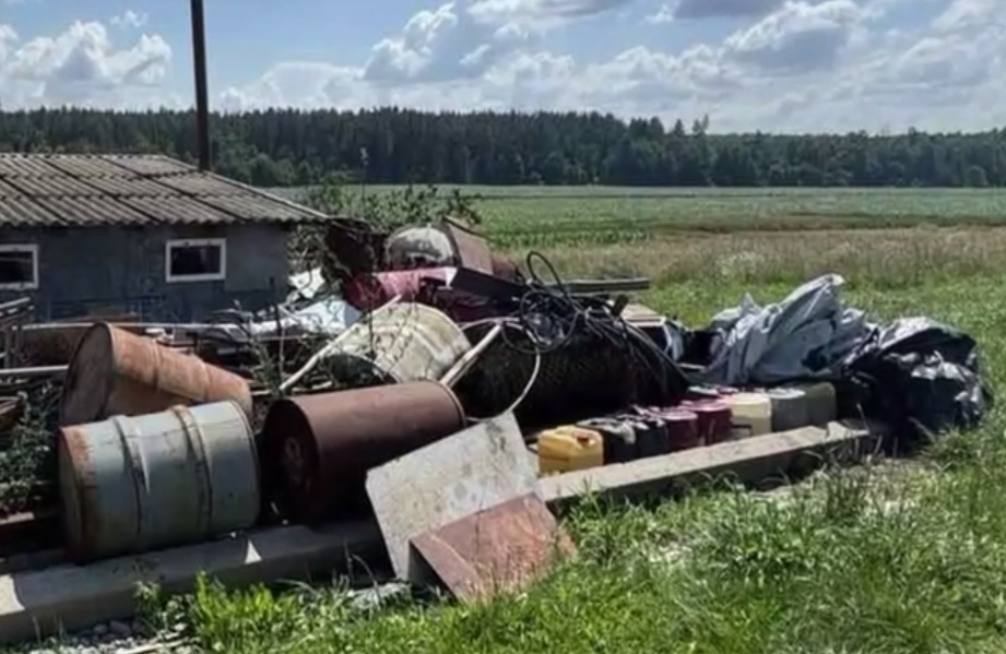 В Несвижском районе у машиниста бульдозера нашли 19 канистр топлива