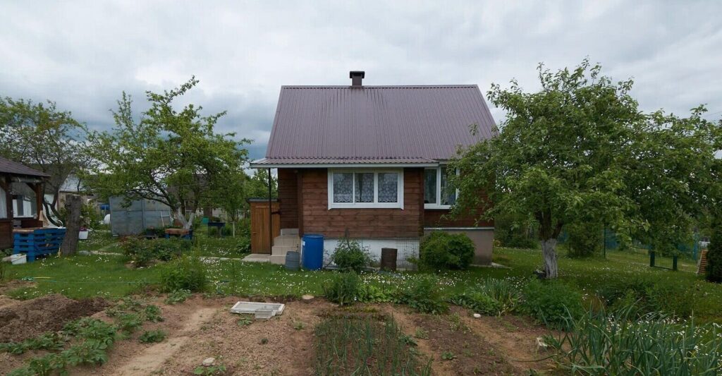 В 20 километрах от Минска продают уютную дачу по цене однушки — как она выглядит