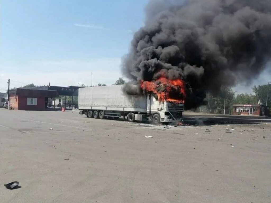 Во время атаки дрона на автобус с белорусами в Брянской области пострадали 3 фуры