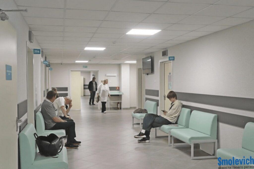 Пациентка из Смолевичей возмутилась грубостью и просьбой снять гипс самой. Что ответили в ЦРБ?
