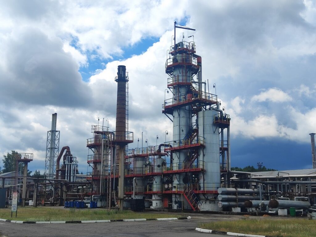 Что скрывается за ровным асфальтом? Репортаж с крупнейшего нефтебитумного завода Беларуси