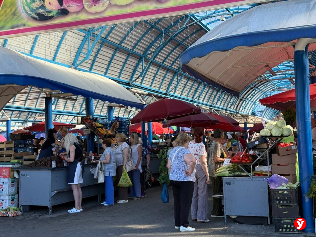 Что и почем продают на Комаровском рынке перед жаркими выходными