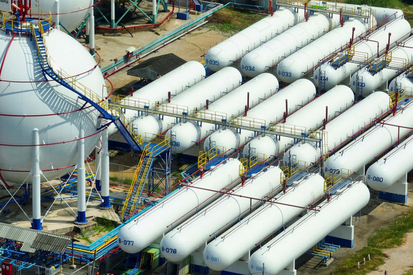 Европа загоняет себя в газовый кризис: хранилища пусты, импорт СПГ упал
