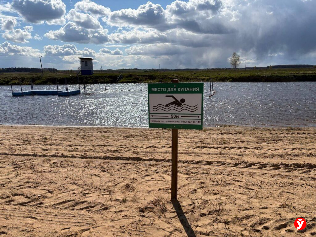 На озере Кромань мужчина едва не погиб в воде: спасатели успели вытащить его из глубины