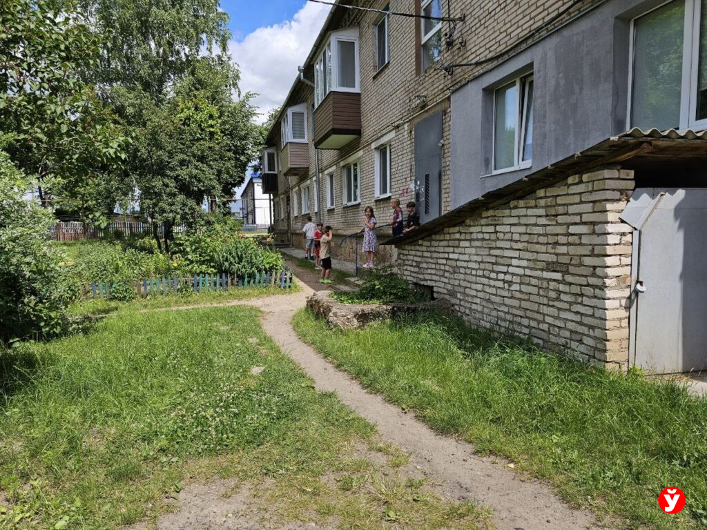 Жильцы двух борисовских домов выясняют отношения через бетонные блоки и угрозы