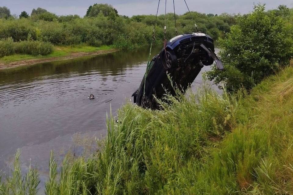 Легковушка сорвалась с обрыва в Неман – водитель успел выпрыгнуть в последний момент