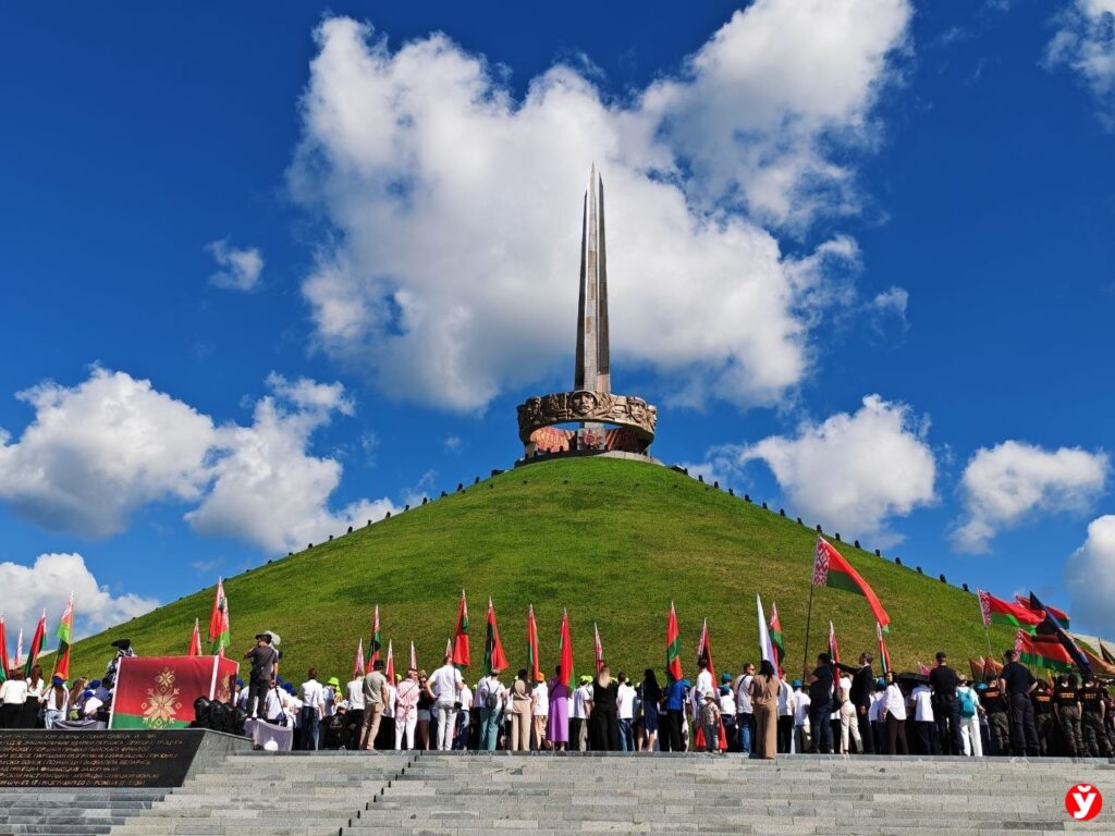 Кушнаренко возложил цветы к подножию Кургана Славы и пообщался с ветеранами
