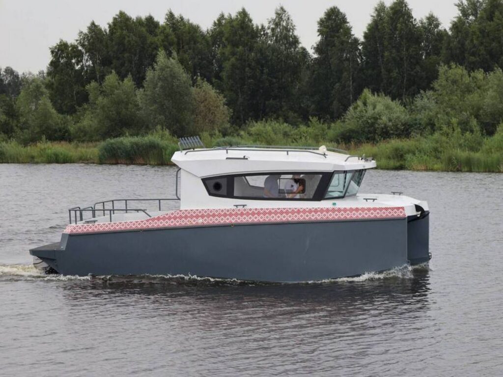 Первый белорусский прогулочный катер спустили на воду в Брестском районе