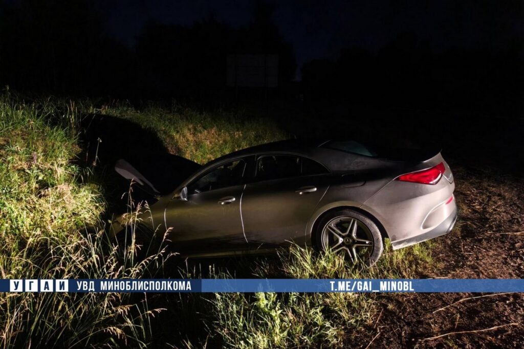 Под Логойском пьяная бесправница на Mercedes съехала в кювет: пострадала пассажирка