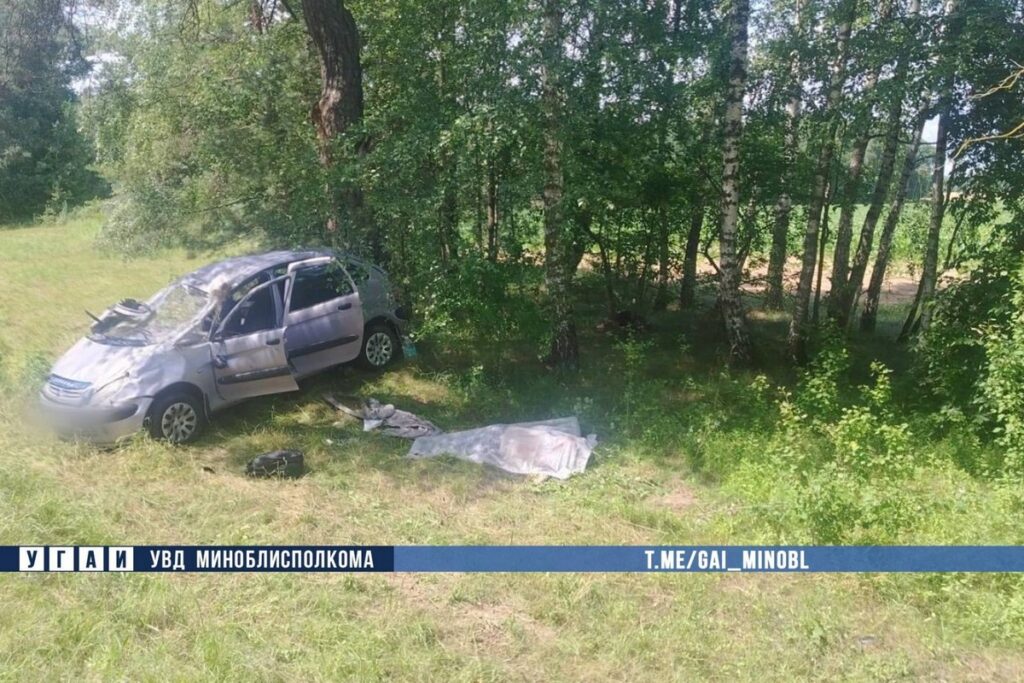 Под Столбцами легковушка съехала в кювет и перевернулась: погибла 72-летняя пассажирка