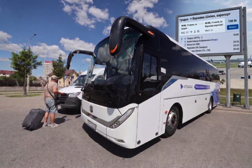Без пересадок к популярному аэропорту Варшавы белорусов довезет новый автобус