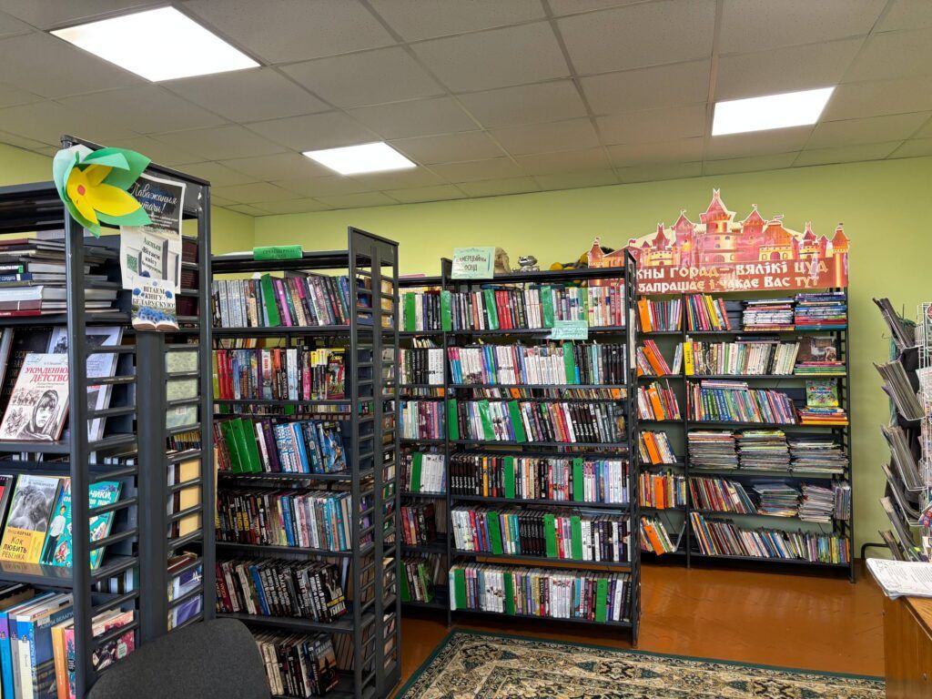 В эту библиотеку под Минском приезжают за книгами из 40 деревень. И дело не только в литературе