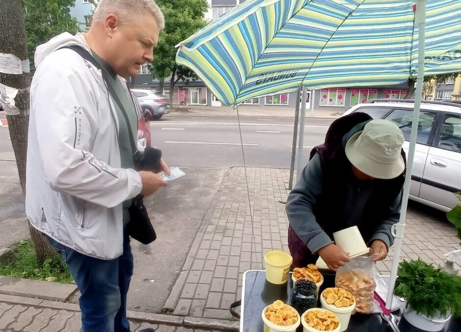 В Заславле после дождей открыли грибной сезон: что уже продают на рынке