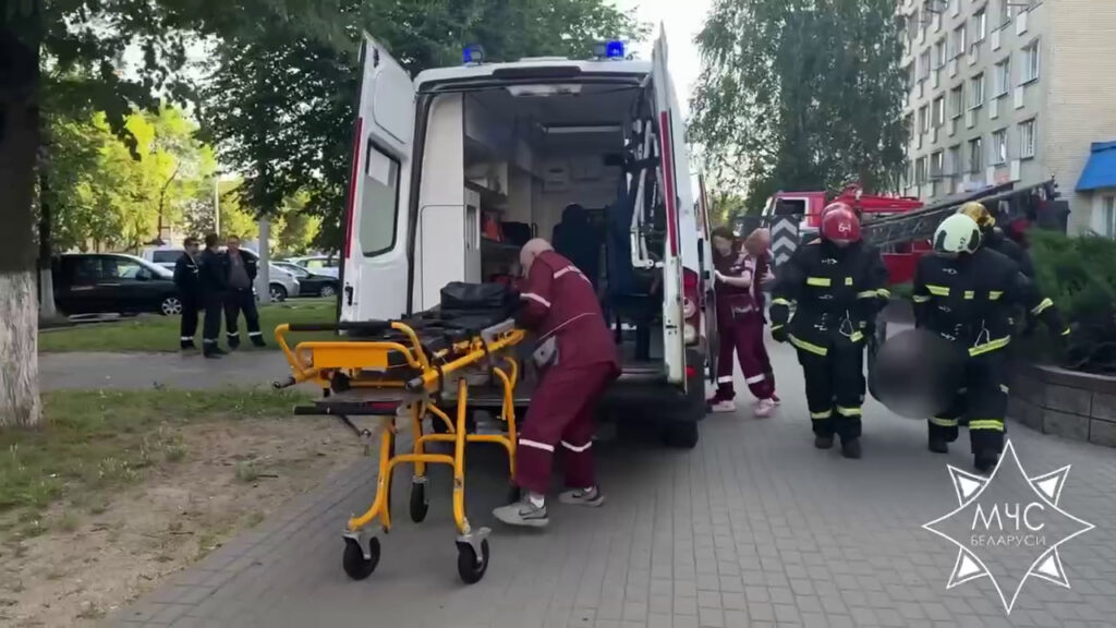 Мужчина оказался в ловушке на кухне 8-го этажа: в МЧС раскрыли подробности пожара в Жодино