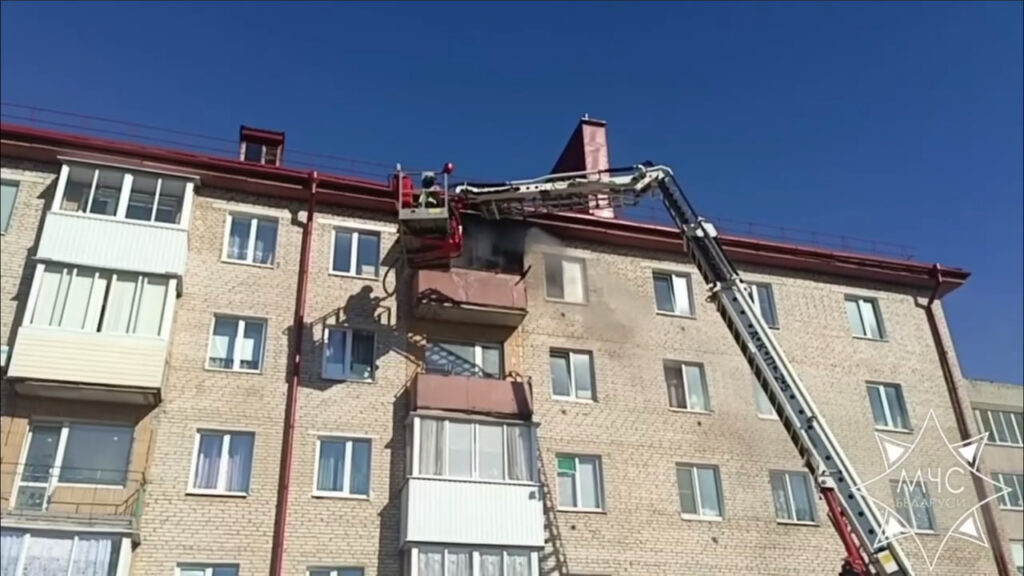 На пожаре в Несвиже эвакуированы 6 жильцов, 5 из них — дети