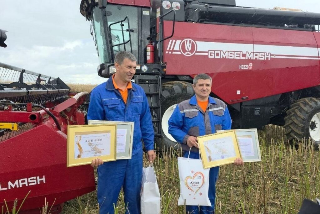 Два комбайнера из Клецкого района одновременно взяли рубеж в 2000 тонн