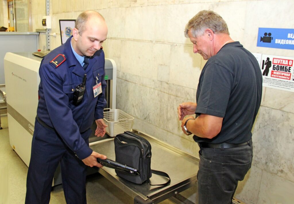 Белорусы заходят в метро и задаются вопросом: могут ли проверить карманы? Ответ удивит