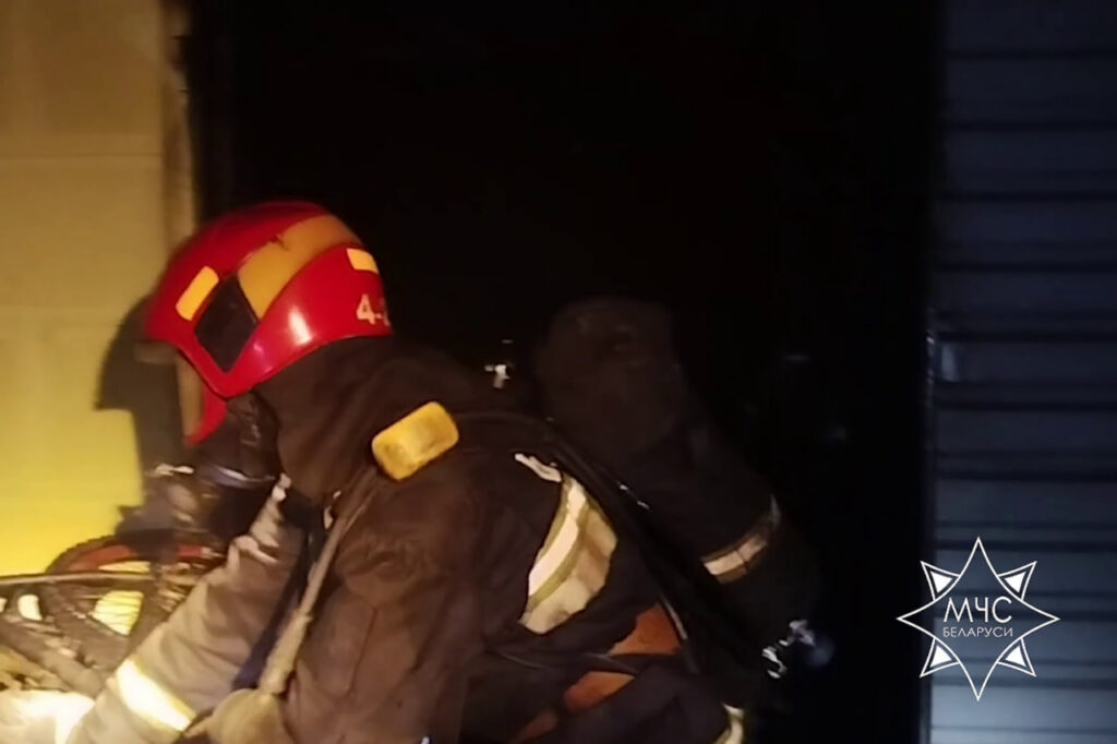 Ночной пожар в Боровлянах: спасатели через окно эвакуировали пенсионера