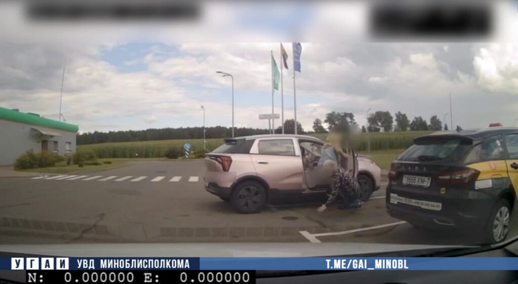 На АЗС под Минском пьяная автоледи сдавала назад и зацепила двух женщин открытой дверью машины