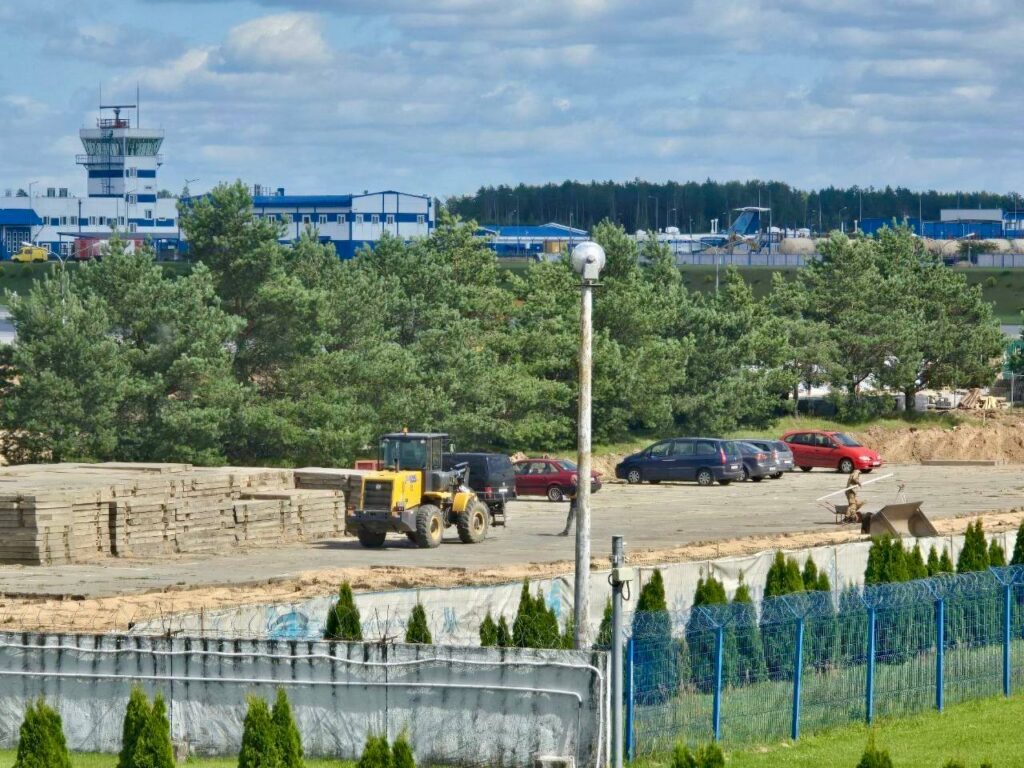 В Национальном аэропорту Минск станет почти на 900 парковочных мест больше