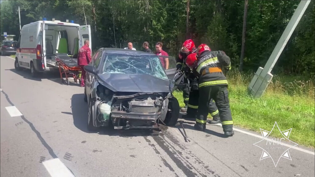В Логойском районе спасатели деблокировали женщину-водителя после ДТП