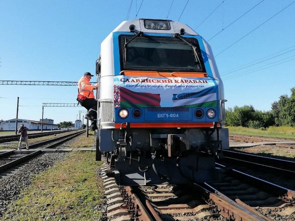 Беларусь и Узбекистан запустили сквозной грузовой поезд