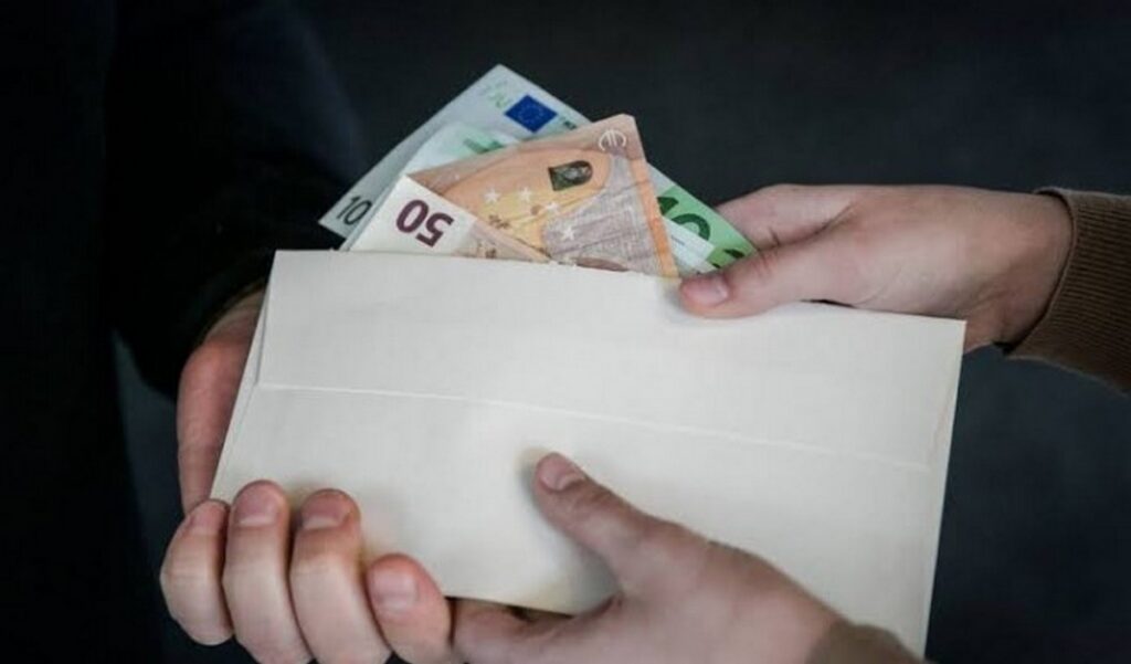 Инспектор остановил фуру на трассе М-3 и попался на взятке: что произошло под Логойском