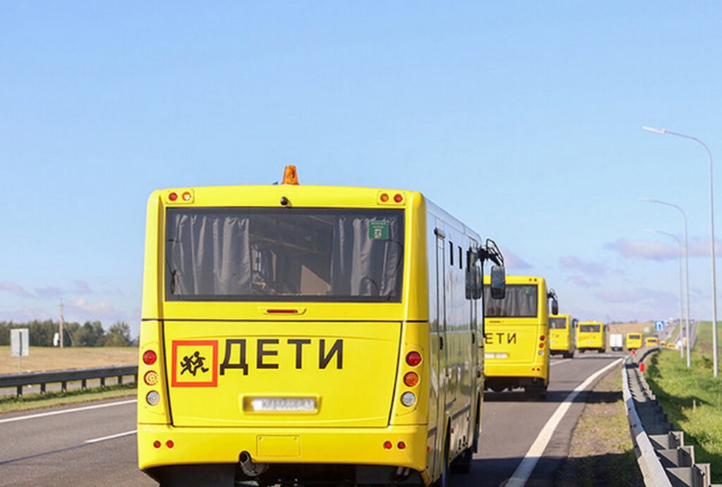 В школу на автобусе? Около 56 тыс. учеников будут подвозить по всей Беларуси
