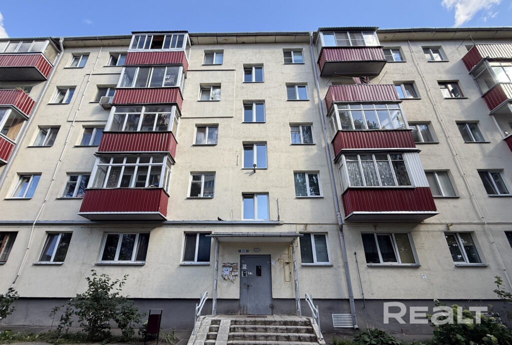 После капремонта и с мебелью. Нашли в Минске три готовые двушки у метро от 84 тысяч долларов