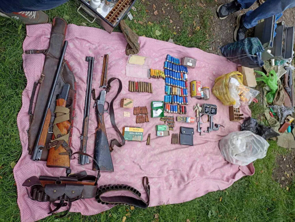 В Минской области у браконьера нашли внушительный арсенал нелегального оружия — от ружей до глушителя