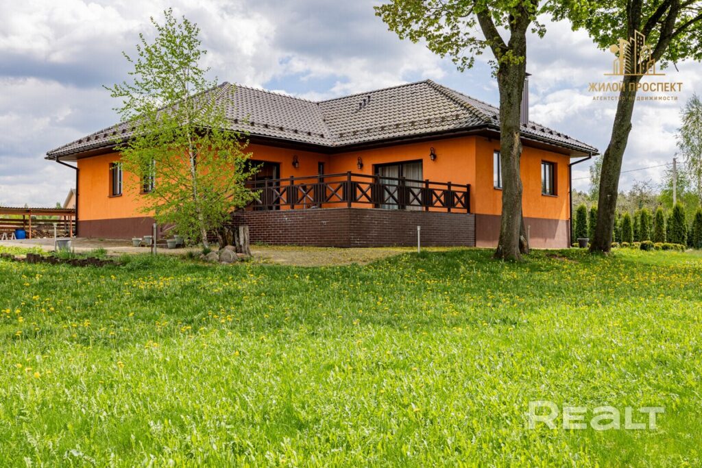 Коттедж с камином и террасой у озера продают под Минском – как выглядит дом за $180 тыс.