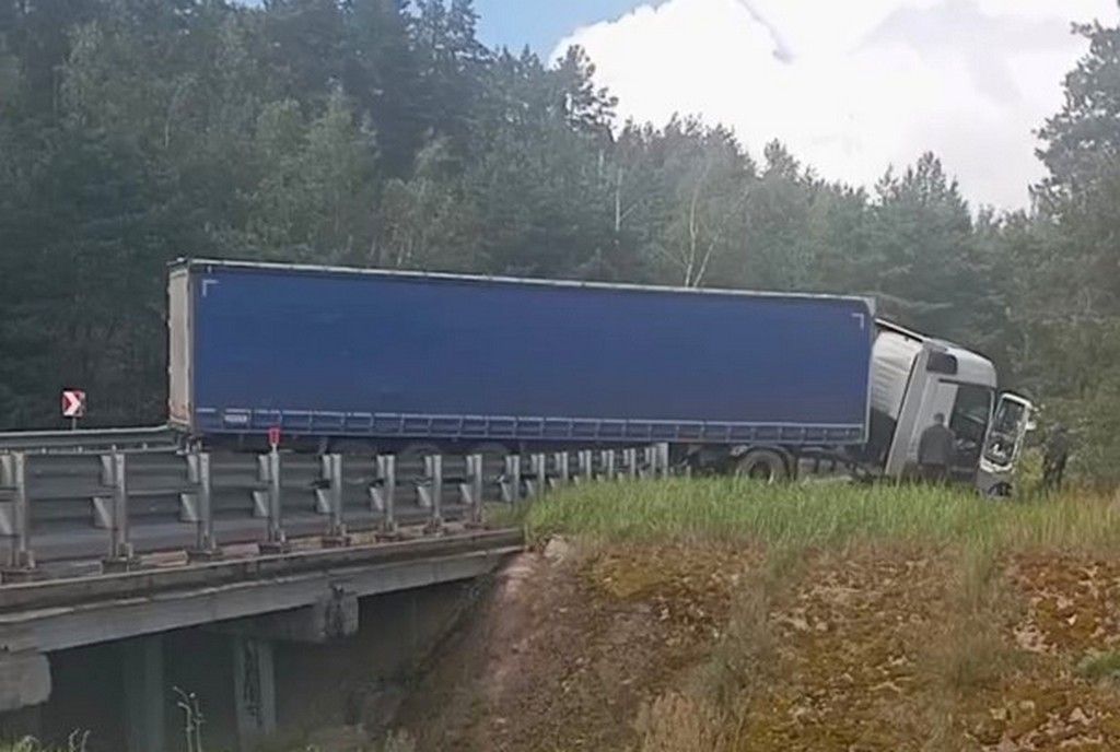 Фура парализовала движение на трассе под Мяделем – водители ищут объезд