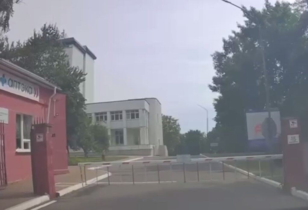 Двухлетняя девочка попала под качели – сотрудники ГАИ помогли ей вовремя попасть к врачам