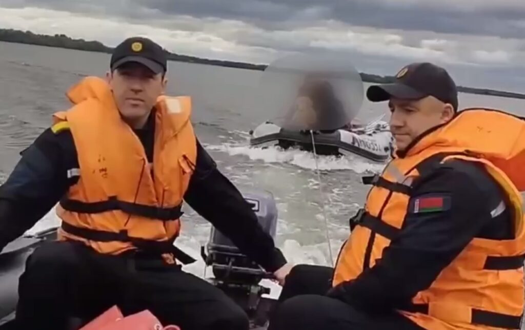 Лодку с семейной парой и собакой унесло ветром на озере Мядель