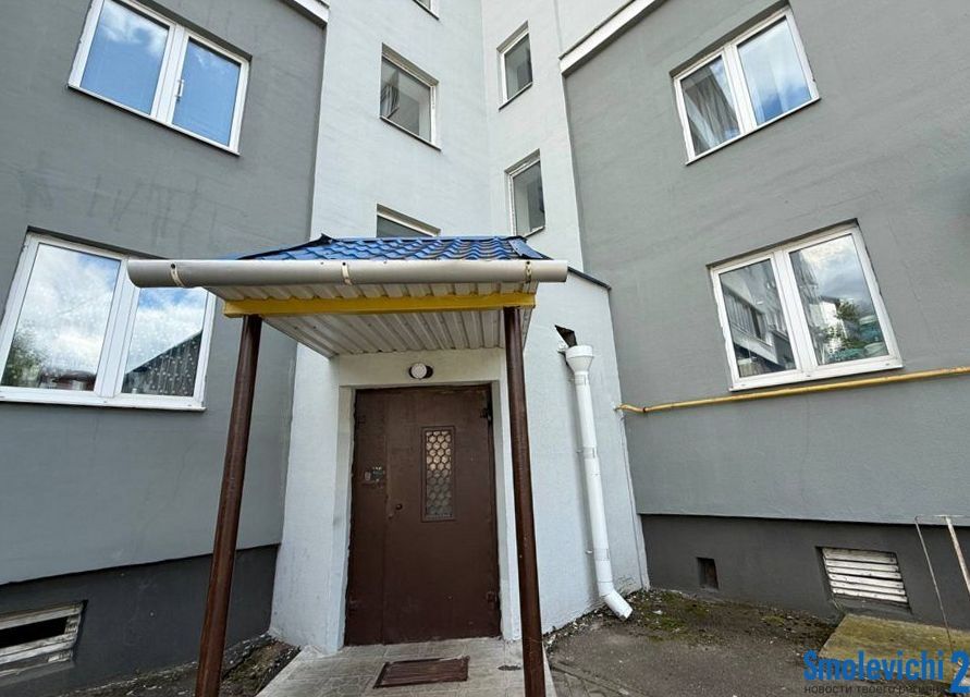 Туалет в детском самокате и открытый подъезд превратили жизнь жильцов Смолевичей в кошмар